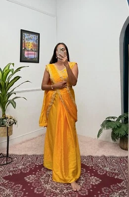 Diseñador Elegante Ropa de Fiesta Bordada Listo para Usar Cortina Un Minuto Sari Choli Foto 1 de 4