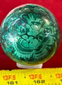Esfera de malaquita 262 gramos con soporte de selenita - Imagen 1 de 14