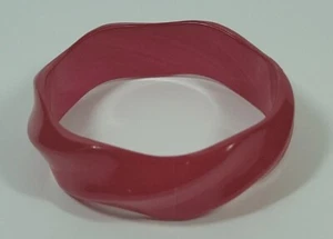 Vintage Wavy Red Translucent Plastic Lucite Chunky Bangle Bracelet Large Wrist - Picture 1 of 9