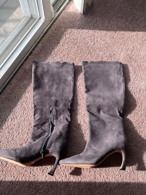 Alexandre Birman Gamuza Gris Bajo la Rodilla Botas 2” Tacón Foto 1 de 3