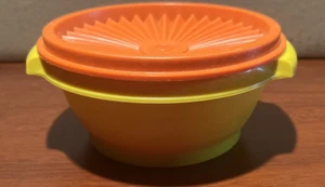 Vintage Tupperware GELB #1323-27 Servier Kanister mit Ernte ORANGE Deckel - Bild 1 von 8