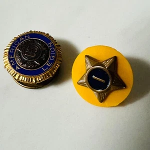 2 kleine Emaille Pins - Cub Scout Service Star - American Legion Member - Bild 1 von 5