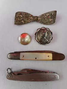 Schmuck Konvolut u. 2 alte Taschenmesser Perlmuttgriff, BROSCHEN 5 Teile, - Bild 1 von 7