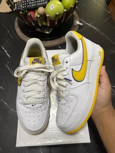 Nike Kobe Bryant x Air Force 1 Retro QS Low Lakers Home Größe 7 Guter Zustand - Bild 1 von 19