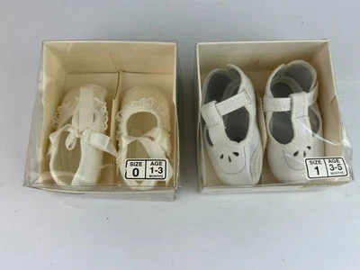 2 Pares De Zapatos De Bebé Vintage Blancos De Cuna Talla 0 y 1 Nuevos En Caja Original-Nuevos Foto 1 de 4