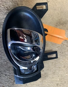 NISSAN JUKE MK1 F15 MANIGLIA PORTA INTERNA LATO PASSEGGERO ANTERIORE (2014-2019) - Foto 1 di 10