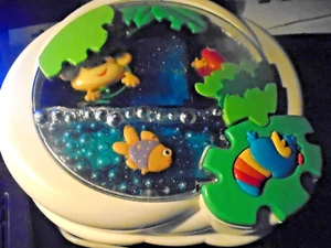 Fisher Price Regenwald Wasserfall Schnuller Dschungel Peek-a-Boo Baby Krippe Schiene Spielzeug - Bild 1 von 1