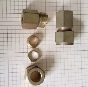 MONTAJE DE LATÓN SWAGELOK 1/4 F NPT A 1/2 TUBO (2 PIEZAS) - Imagen 1 de 1