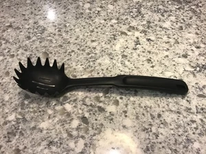 PAMPERED CHEF ~ 12" SCHWARZ Nylon Pasta Nudeln Schlitz Löffel Gabel Servierer - Bild 1 von 4