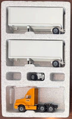 Yellow Fright Doubles 1990 Winross Truck I83/T - Image 1 of 3