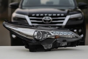 Conjunto de faro derecho/lámpara delantera derecha para Toyota Fortuner SW4 2018 - - Imagen 1 de 11