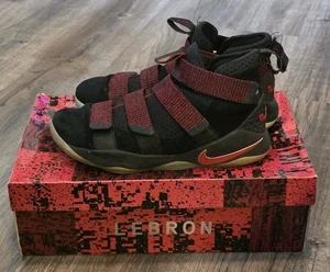 Nike LeBron Soldier 11 Negro Negro Equipo Rojo 897644 008 Para hombres Talla 9 Usado Con Caja - Imagen 1 de 8