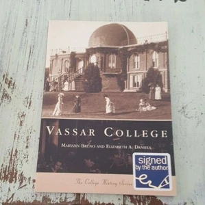 SIGNIERT Vassar College - Maryann Bruno, Elizabeth A. Daniels (2001) Geschichtsserie - Bild 1 von 3