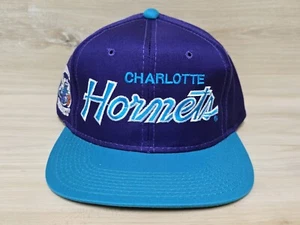 Especialidades deportivas vintage de los 90 Charlotte Hornets The Twill Script nuevo con etiquetas - Imagen 1 de 7