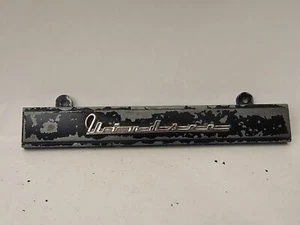 Vintage 1940's Chrysler Windsor Emblem Nameplate 1149723 2 DG Metal Car Part - Foto 1 di 9
