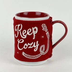 Taza de café St Nicholas Square Yuletide invierno 16 oz "Manténgase acogedor" cubierta suéter roja - Imagen 1 de 6
