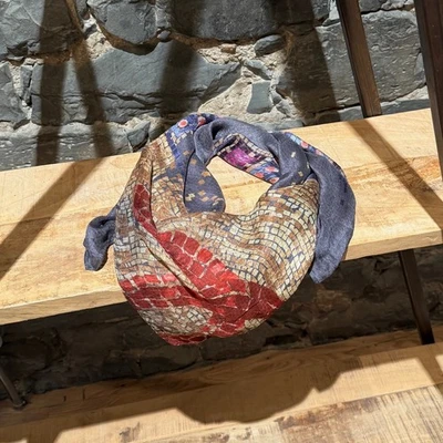 Bufanda cuadrada Chanel con estampado de mosaico de seda y gasa Foto 1 de 4