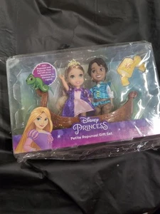 Disney Tangled Princess Petite Rapunzel Gift Set with Flynn Rider Gondola Boat - Picture 1 of 1