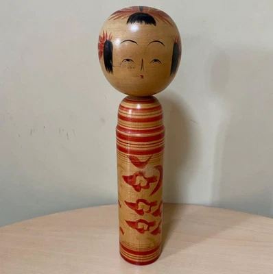Muñeca Kokeshi japonesa vintage madera hecha a mano patrón de flores a rayas rojas #342 Foto 1 de 4