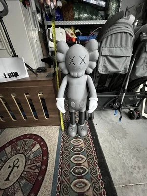 Modelo de decoración del hogar de 35 pulgadas de alto inspirado en Kaws personalizado impreso en 3D hecho a pedido Foto 1 de 4