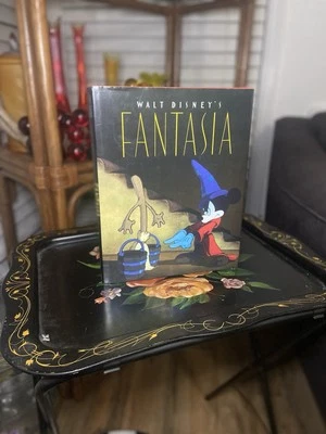 Lote Fantasía Disney con Camisa Bordada y Libro Foto 1 de 4
