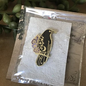 Black CROW / RAVEN Purple Roses Lapel Pin ~Gothic Witchy Wednesday Flower~NEW - Picture 1 of 3