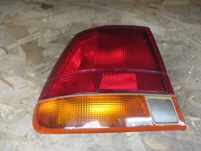 LUZ TRASEIRA SATURN S SEDAN 1997-1999 DRIVER FABRICANTE DE EQUIPAMENTO ORIGINAL LH ESQUERDA  - Imagem 1 de 2