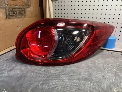 chipped lens 2013 2014 2015 2016 MAZDA CX-5 passenger quarter mounted tail light Foto 1 de 4
