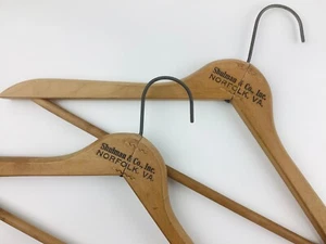 DOS perchas publicitarias de madera Shulman & Co Norfolk Virginia antiguas de colección - Imagen 1 de 5