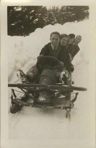 PHOTO ANCIENNE - VINTAGE SNAPSHOT - SPORT NEIGE LUGE BOBSLEIGH GLISSE -SLED SNOW - Foto 1 di 1