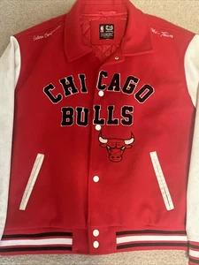 Giacca Chicago Bulls NBA Uomo Varsity Chi Town East Conf Away Team Cappotto Taglia XL - Foto 1 di 24
