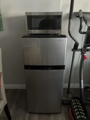 Mini horno microondas doméstico gris GE 700 vatios NUEVO NUNCA USADO Foto 1 de 4