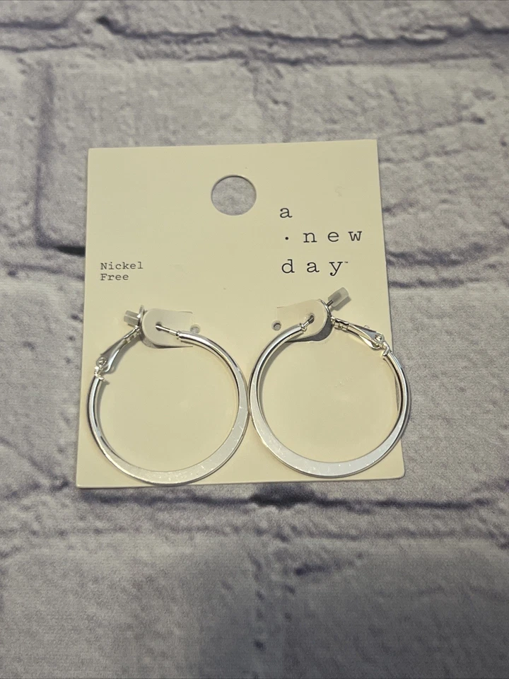 Conjunto de pendientes de aro medianos tono plata sin níquel nuevos A New Day Foto 1 de 1