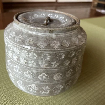 Jarro de cerâmica para cerimônia do chá Mishima Mizusashi com tampa com motivos florais e animais - Imagem 1 de 2