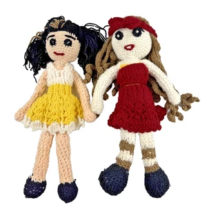 Pareja de muñecas de trapo amigurumi de ganchillo hechas a mano-muñecas de hilo de 12" en vestidos amarillos y rojos - Imagen 1 de 7