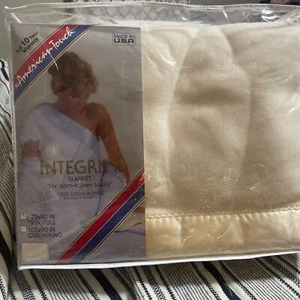 Vtg The american Touch Intergrity Blanket Polyester Satin Nylon Trim USA - Picture 1 of 4