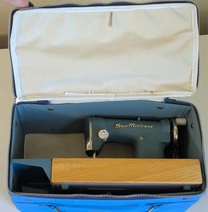 SEW MISTRESS 1965 Vintage Aqua TEAL Children's Sewing Machine METAL w Case WORKS - Picture 1 of 17