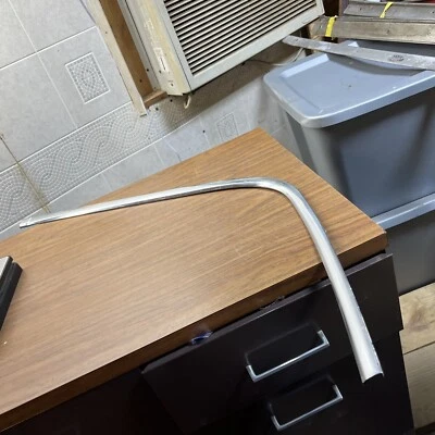 1965 1966 1967 Pontiac Grand Prix acabamento de vidro lateral direito e traseiro superior #1 direito - Imagem 1 de 4