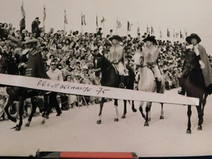 240857 Pressefoto Cabourg Blumenfeste die drei Musketiere 18x13  - Bild 1 von 2
