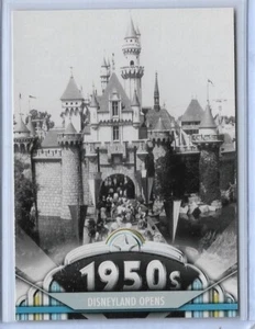 TOLLE 2011 TOPPS AMERICAN PIE ~ DISNEYLAND DEBÜTIERT 1955 KARTE #50 ~ STCK - Bild 1 von 2