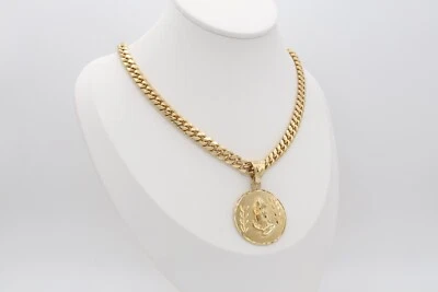 Collar de manos de oración de oro, cadena estilo bordillo de 7 mm, enchapado en oro pesado de 14 k Foto 1 de 4