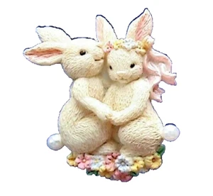 Avon PIN Ostern Vintage HASENPAAR Junge & Mädchen Blumen Kunstperlen 1999 Brosche - Bild 1 von 2