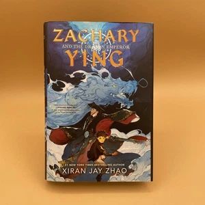Zachary Ying & the Dragon Emperor Xiran Jay Zhao Youth Fiction Novel 1st Ed New - Imagen 1 de 1