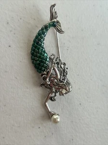 BEAUTIFUL MERMAID GREEN ENAMEL SILVER TONE METAL FAUX PEARL METAL BROOCH - Picture 1 of 2