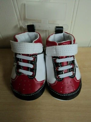 NUEVO SIN ETIQUETAS FILA PRE WALKER ZAPATOS CUNA BEBÉ NIÑO ZAPATILLAS ALTAS 0-6M Rojo Blanco Foto 1 de 4