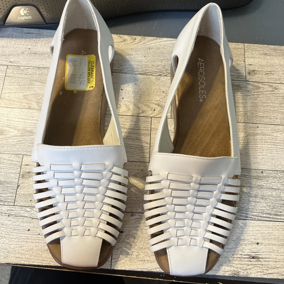 Zapatos cerrados mujer aerosoles talla 9m. Correas superiores de cuero blanco Foto 1 de 4