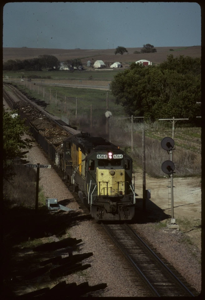 BH.B12.CNW243 Original Colour Slide CNW SD45 #6564 at Kennard, NE 1995 — 第 1/1 张图片