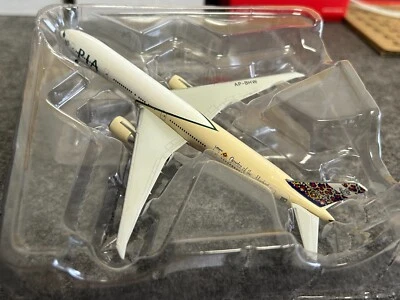 Modelo de avión Herpa 1/500 Boeing B777-300ER RAP-BHW Pakistán Foto 1 de 4