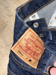 Jeans vintage Y2K Levi’s 501 XX blu denim 33x34 adatti 31x31 etichetta carta lavaggio scuro H5 - Foto 1 di 16
