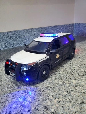 Texas DPS   -   Ford Explorer w/ All Flashing Lights - Image 1 of 4
